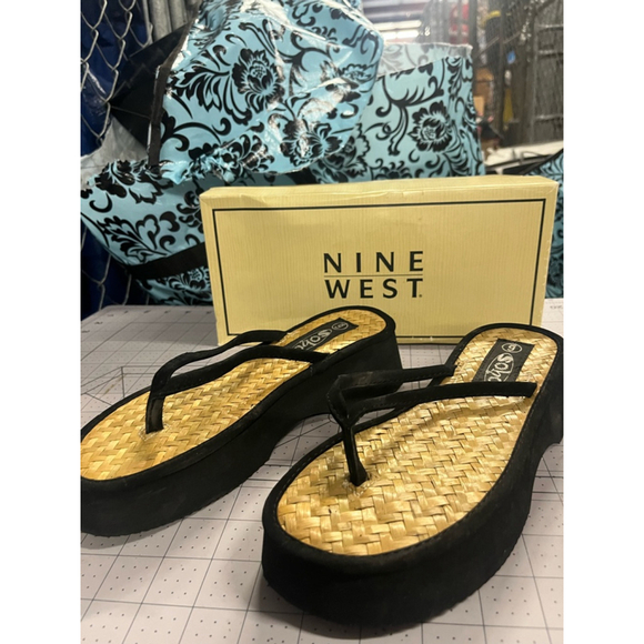 Women's Nine West Black & Tan Thong Sandals Size 6 - Picture 1 of 3
